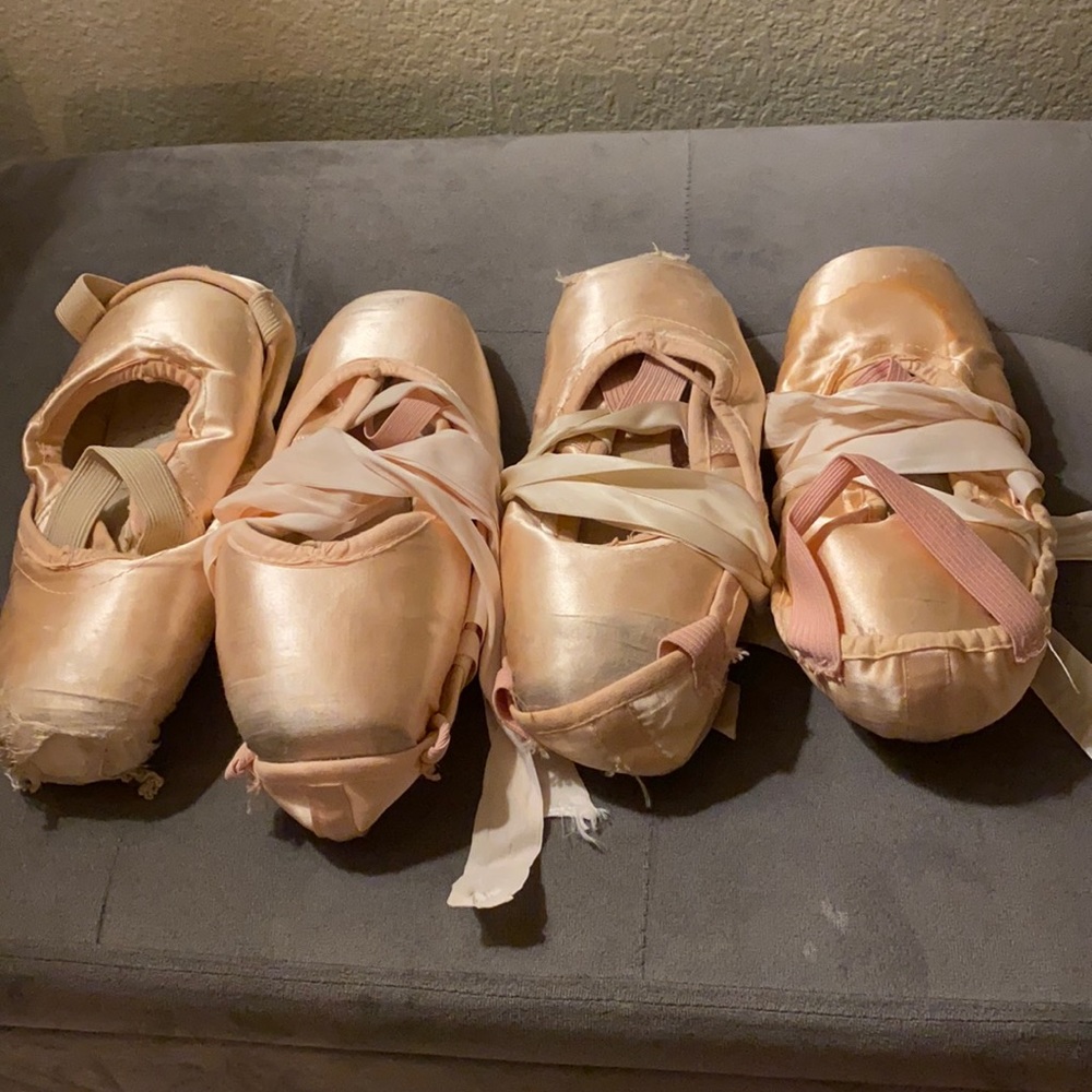 Four pair of dead pointe shoes!! Great for painting, framing, and decorating! 🤍